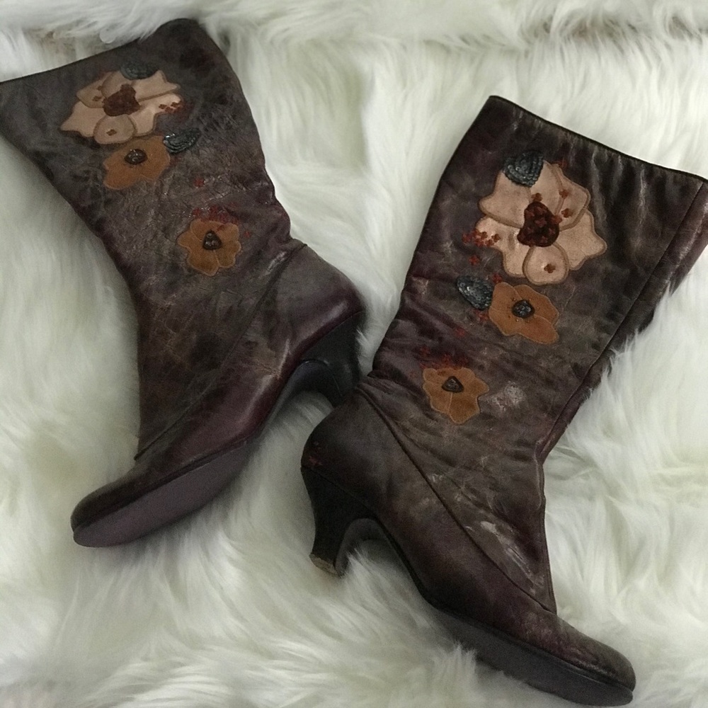 Leather embroidered boot with wedge heel.